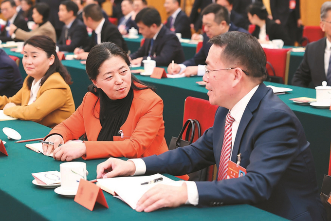 3月5日下午，十四届全国人大三次会议各代表团举行全体会议，审议政府工作报告。图为代表们在江苏代表团全体会议前交谈。（新华社发）