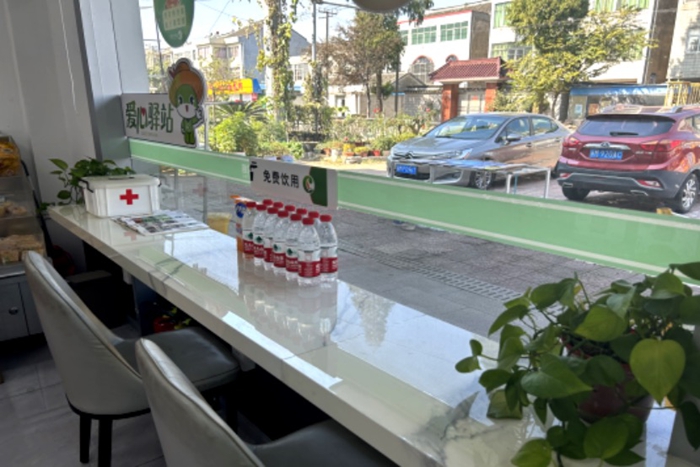 靖江市“金丝利·爱心驿站”的陈设。方越群摄