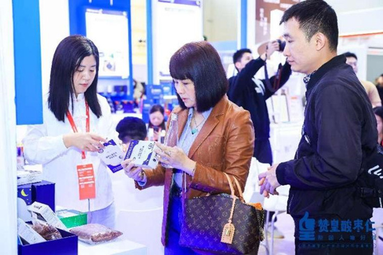 展会现场，洽谈咨询的观众络绎不绝。魏立杰摄