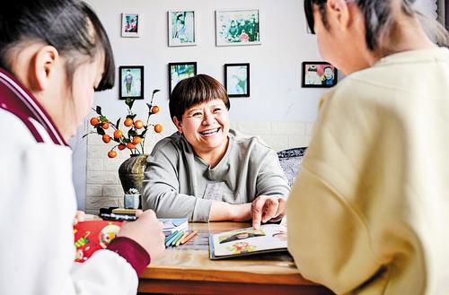3月2日，在衡水市阜城县，“爱心妈妈”王梦雨指导两个“女儿”做作业。本报记者 李东宇摄