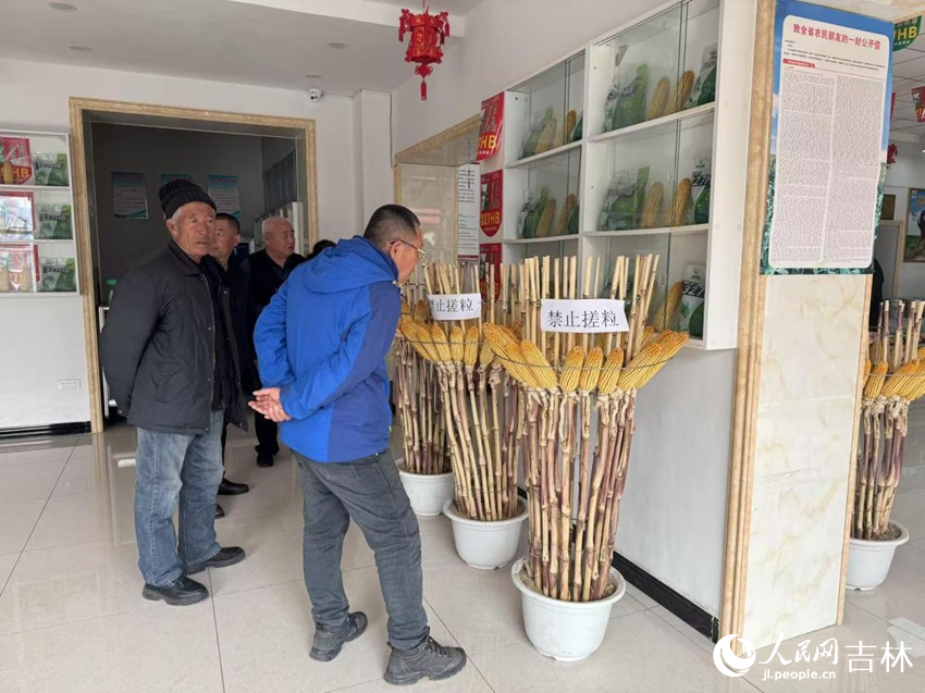 种子经销店内，前来购买种子的农民认真挑选着。人民网记者 李思玥