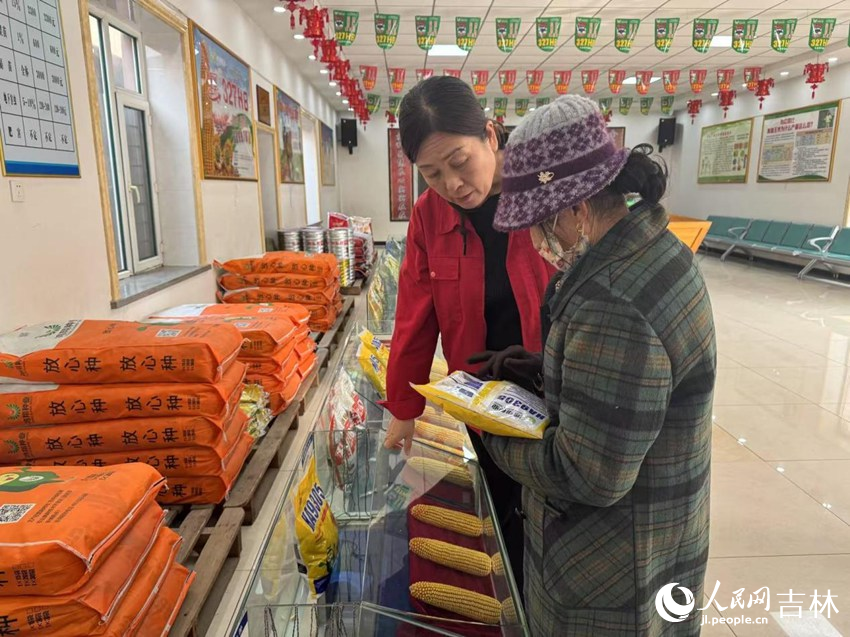 销售人员介绍着每个种子品种的特性，帮助他们挑选最适宜种植的种子。人民网记者 李思玥