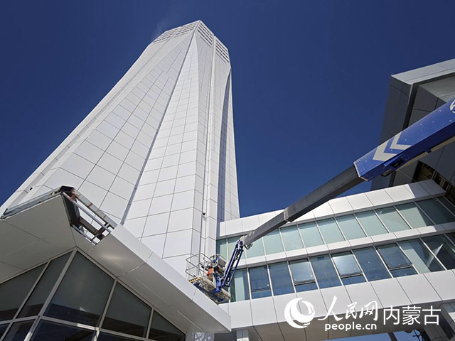 呼和浩特新机场空管塔台外部工程施工现场。人民网记者 李睿摄
