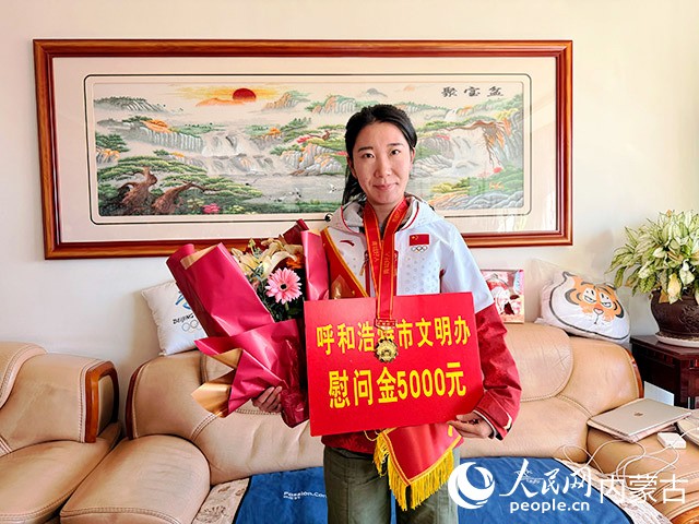 韩梅被授予“青城好人”称号。人民网记者 寇雅楠摄