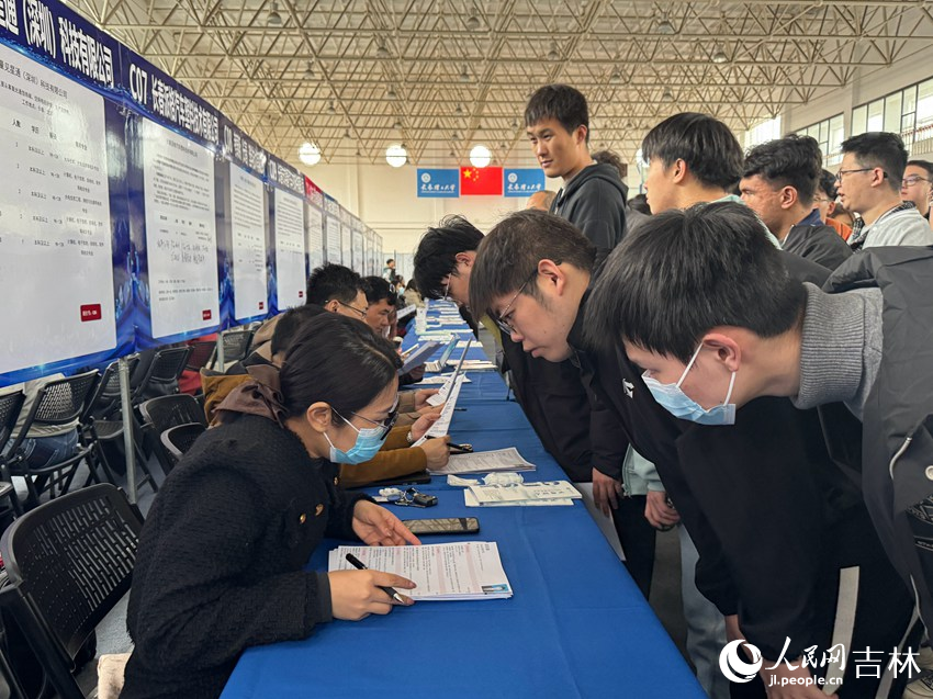 招聘会现场名企优岗齐聚。人民网记者 李思玥摄