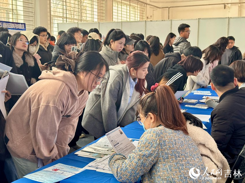 招聘会现场，前来咨询招聘信息的学生排起了长队。人民网记者 李思玥摄