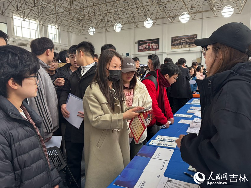 招聘会现场热闹非凡，学生们往来穿梭，招聘展位前人潮涌动。人民网记者 李思玥摄