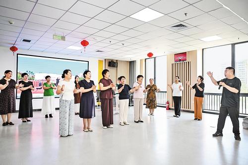 6月6日，雄安新区贤溪社区党群服务中心的多功能活动厅内，社区合唱团正在排练。 本组图片由雄安媒体中心提供
