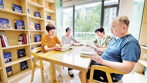 8月15日，雄安新区易安社区党群服务中心读书角，社区居民正在阅读。 本组图片由本报见习记者李畅摄