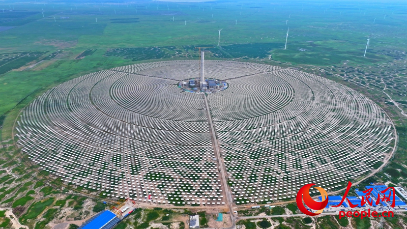 7月26日，吉西基地鲁固直流140万千瓦外送项目1单元光热100MW工程正加紧施工。人民网记者 李洋摄