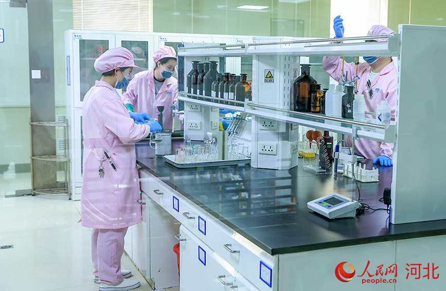 科学营养研究院食品安全中心，工作人员正在进行产品的质量检测。人民网记者 李兆民摄