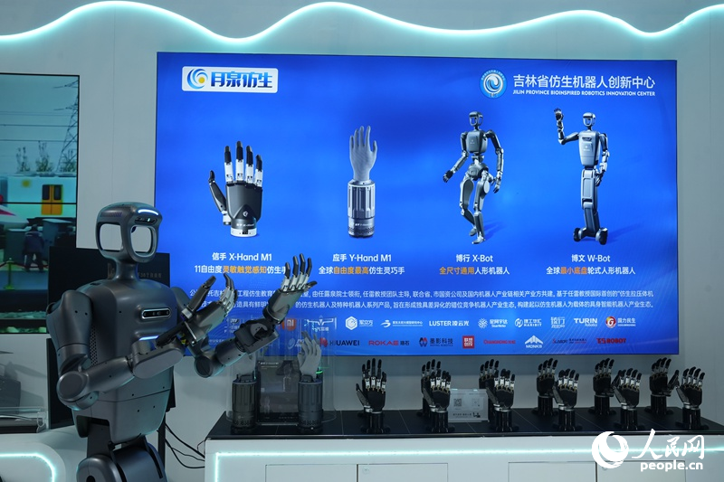 吉林省仿生机器人创新中心展示的机器人“灵巧手”。人民网记者 李洋摄