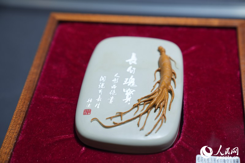 第十五届中国—东北亚博览会上展示的吉林松花石文创产品。人民网记者李洋摄