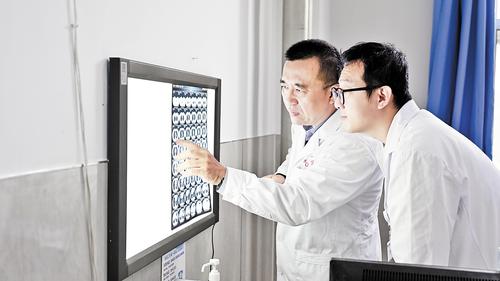 8月26日，首都医科大学附属北京朝阳医院胸外科副主任、张家口市第一医院院长王洋（左）在诊断患者病情。