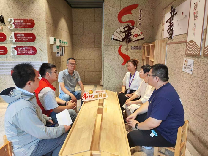 惠山区惠港玉兰苑小区党支部与物业服务企业、物管会代表正在议事协商。无锡市委组织部供图