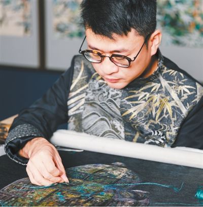 付健正在绣制青铜器主题作品。以上图片均为梁凯燕摄
