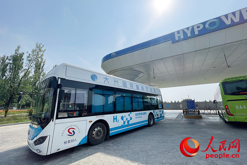 兴40路氢能公交驶出海珀尔加氢站。 人民网记者 尹星云摄
