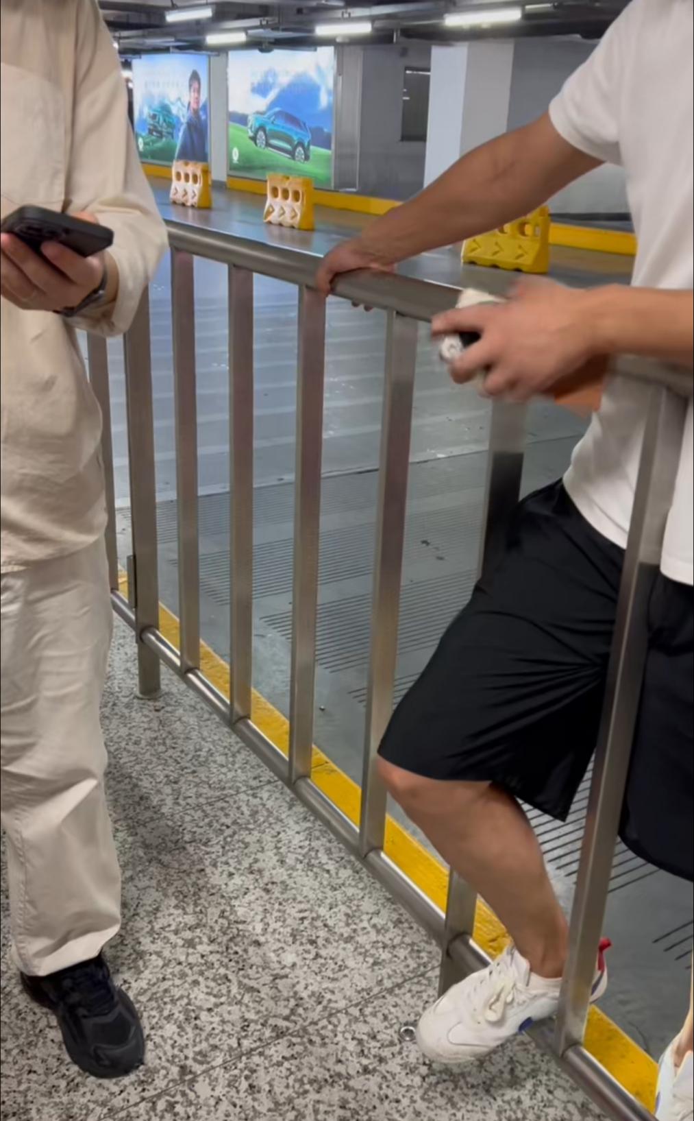 白衣男子拦住记者一行揽客。王祎辰摄