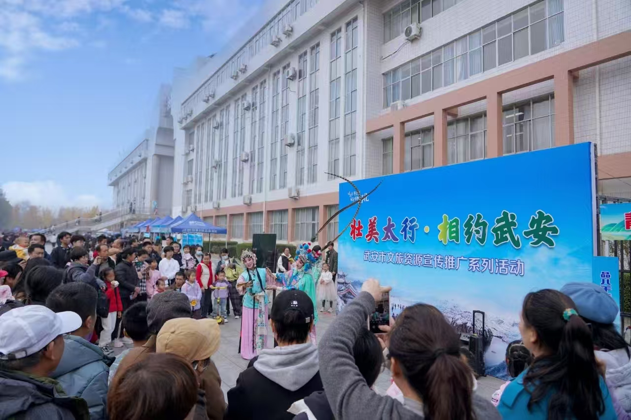 武安文旅推介团队在河北经贸大学开展“青年友好·恰同学少年游——万名学子游武安”宣传推广活动。杜明星摄