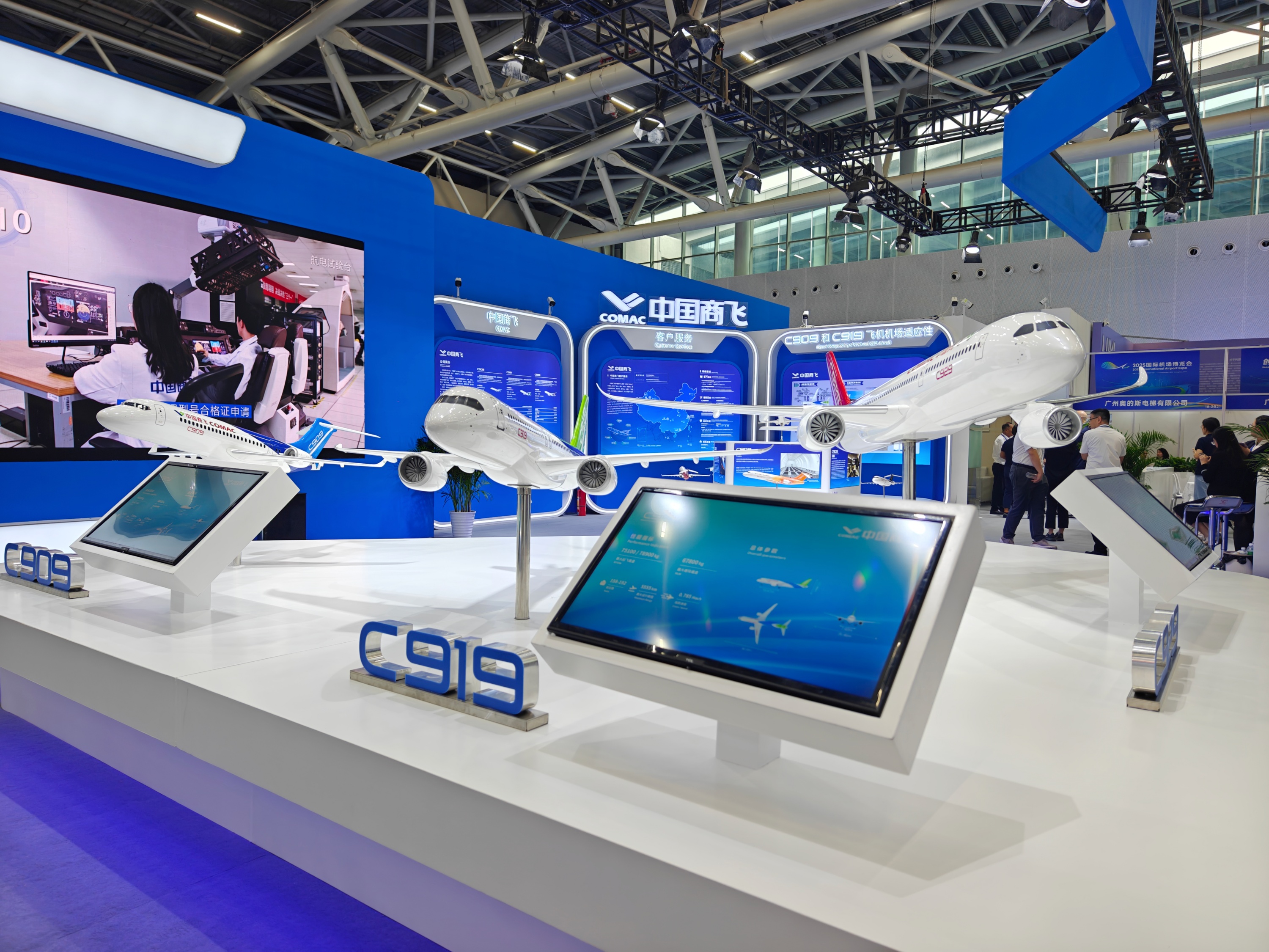 9月8日，2025国际机场博览会现场，C909、C919等飞机模型亮相中国商飞展区。人民网 王雅蝶摄