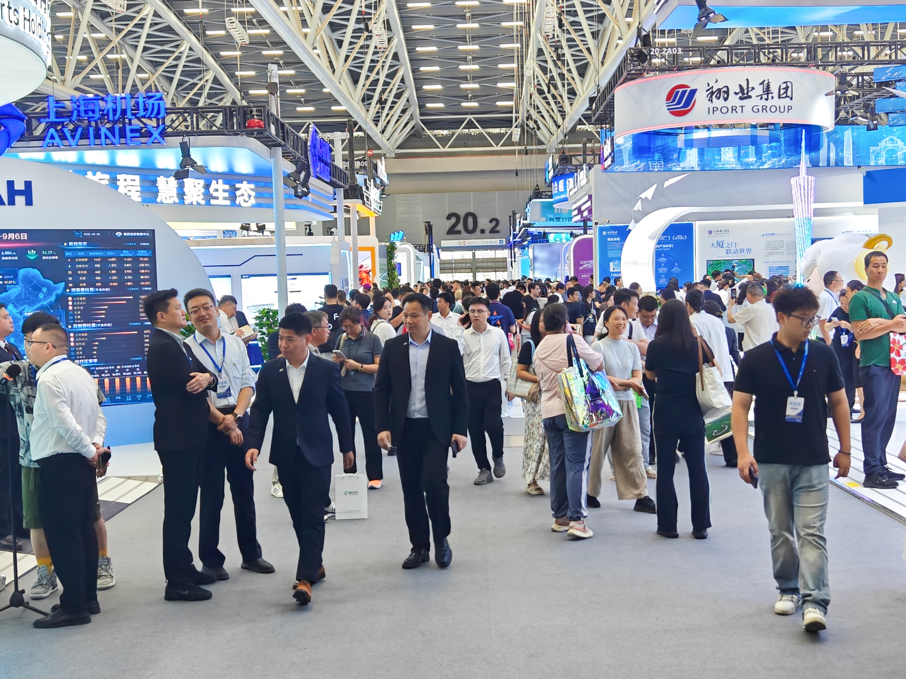 2025国际机场博览会现场，人潮涌动。人民网 王雅蝶摄