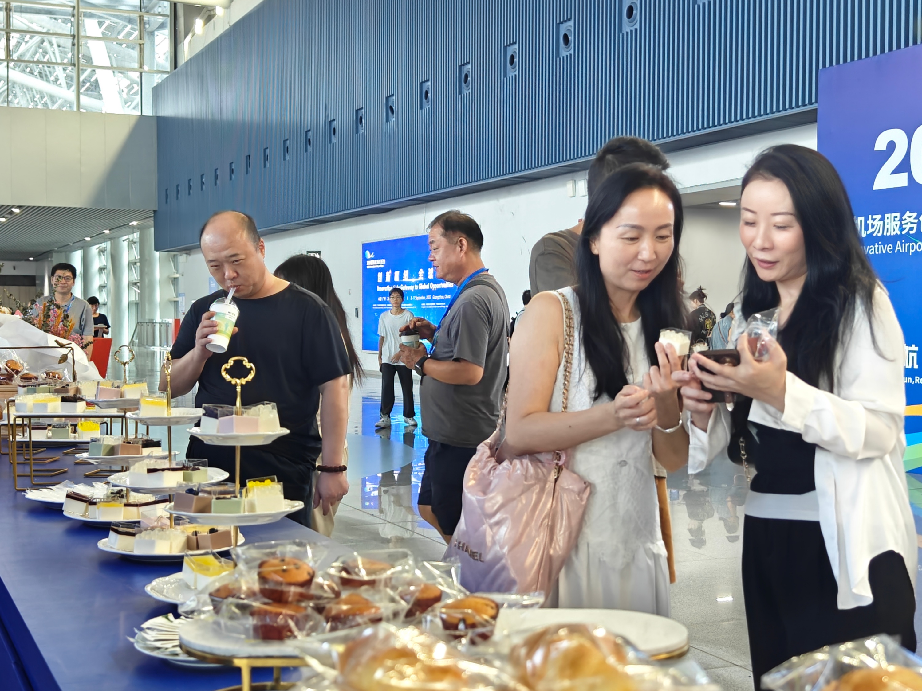 2025国际机场博览会现场，白云机场航空食品科技有限公司展示的牛角包、慕斯蛋糕等特色航空食品吸引观众品尝。
