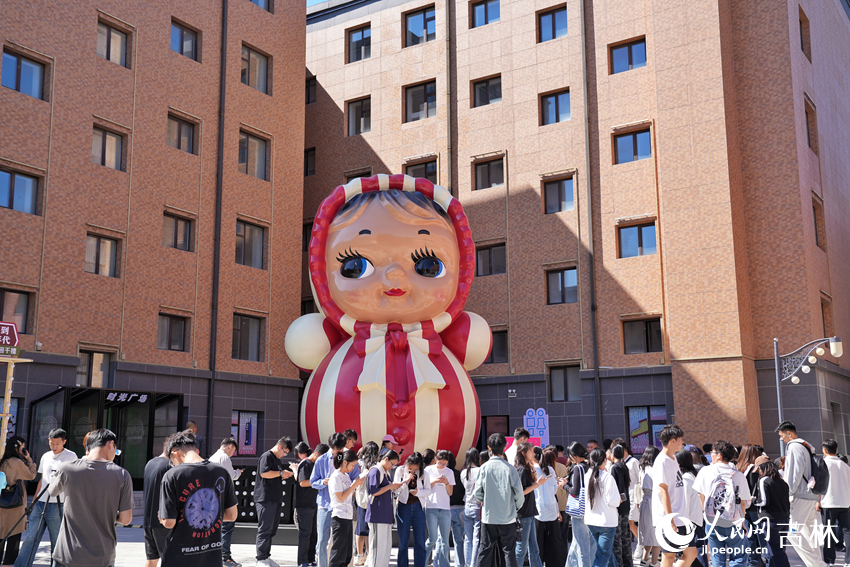 学生们纷纷参加线下答题活动。人民网记者 李洋摄