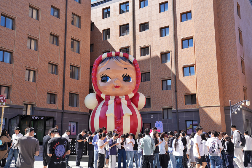 学生们纷纷参加线下答题活动。人民网记者 李洋摄
