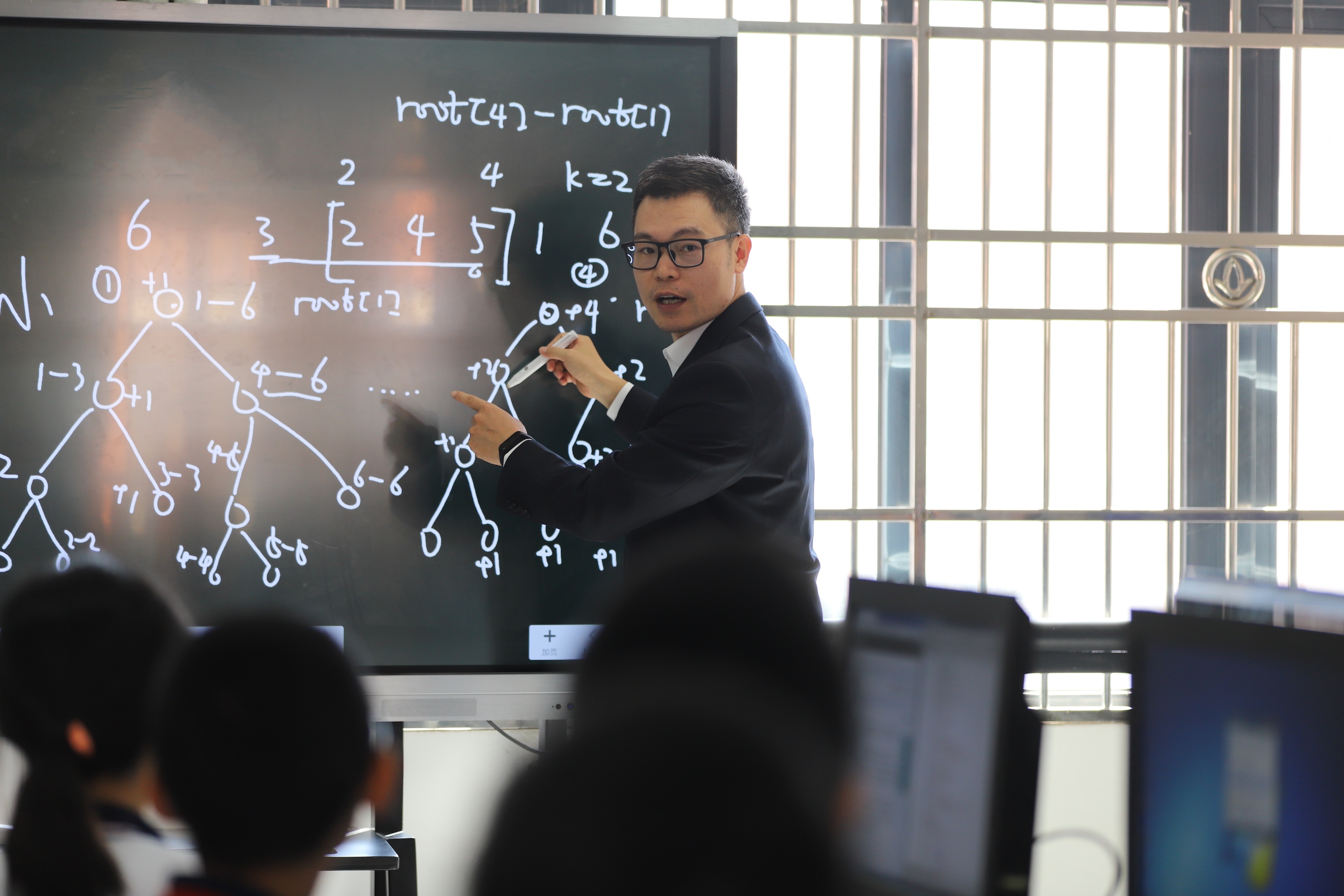 南粤优秀教师、广州市教育局属中学青年教师优秀代表陈旭龙。受访者供图