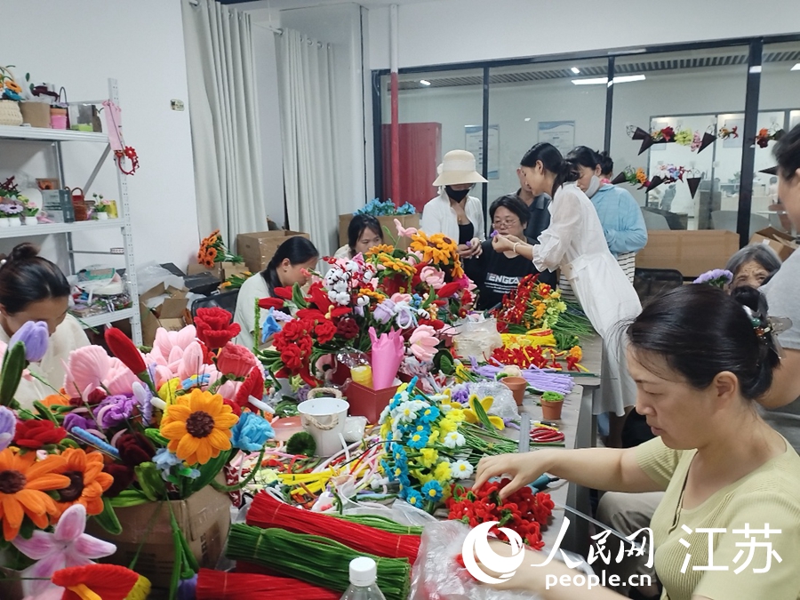 工人赶制“扭扭花”。人民网 李欣阳摄