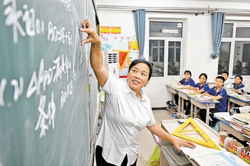9月10日，魏景花在课堂为学生讲解习题。本报记者 张昊摄