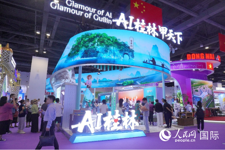 “魅力之城”桂林展区凭借沉浸式展示与AI体验，吸引大量观众排队参与。人民网 杨春燕摄