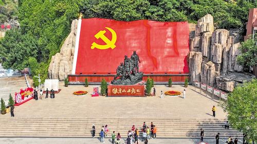 9月21日拍摄的狼牙山景区入口处的英雄雕像。 本报记者 李佳泽摄