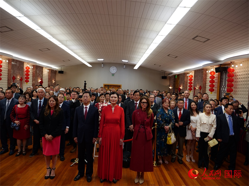 全体嘉宾起立唱中美两国国歌。人民网记者 邓圩摄