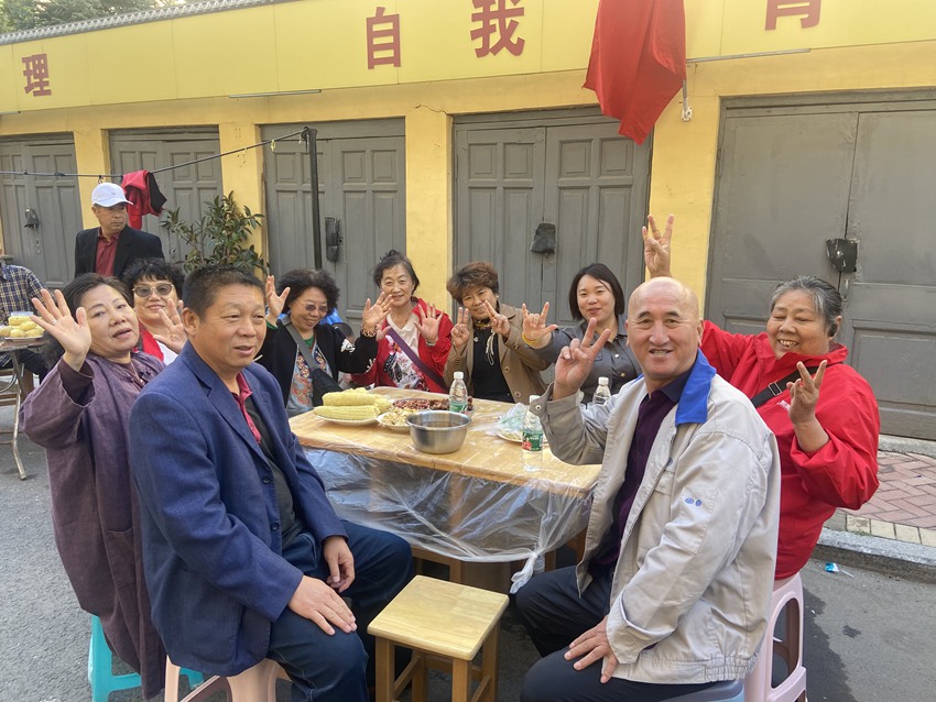 广兴街道越野社区“教师楼”自治小区举办“百家宴”。