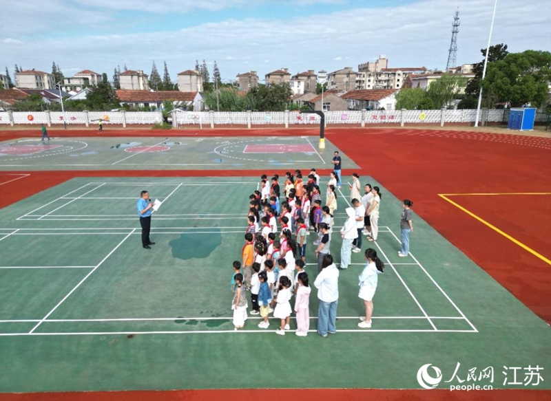 启隆学校全体师生在操场上参加新学期活动。人民网记者 王继亮摄