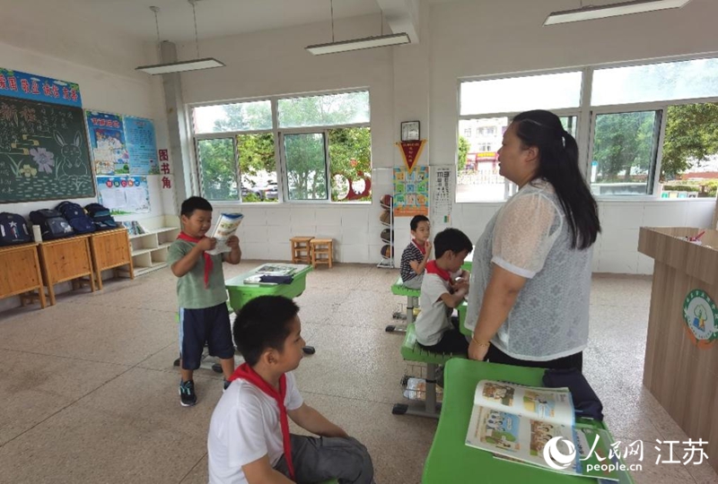 英语老师滕卫花在给三年级学生上课。人民网记者 王继亮摄