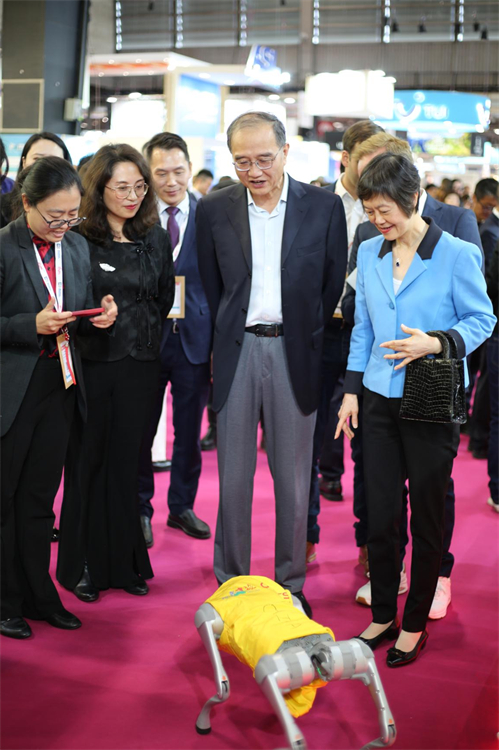 邓励大使和夫人张华体验国产智能“机器狗”导览服务。邵琦供图