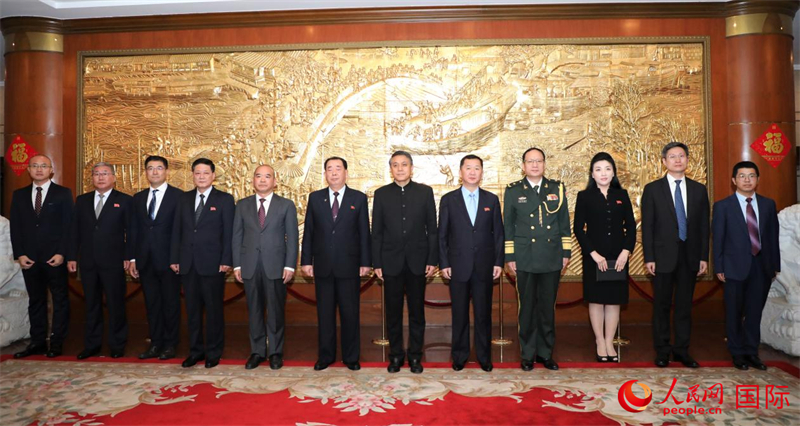 图为招待会前，中朝主要出席人员在中国驻朝鲜使馆合影留念。 人民网记者 刘融摄