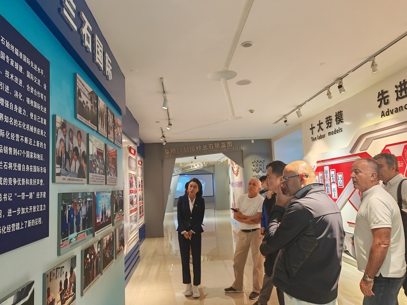 兰石集团展览馆内，中外媒体嘉宾认真聆听产品“走出去”的介绍。 本报记者 银燕摄