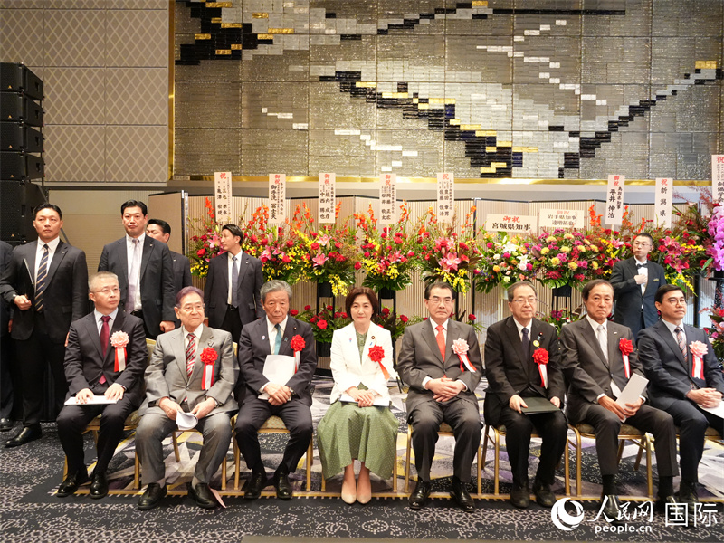 与会嘉宾祝贺新中国成立76周年。人民网 许可摄