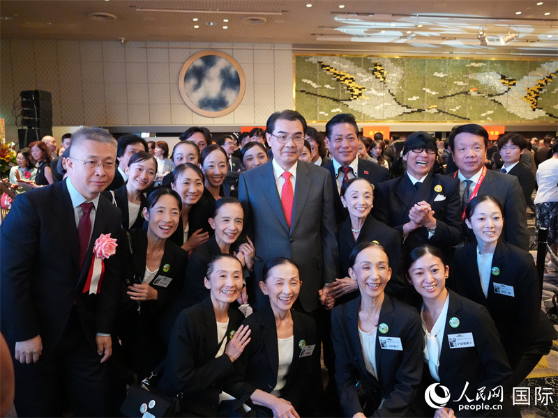 吴江浩大使与各界人士亲切交流。人民网 许可摄