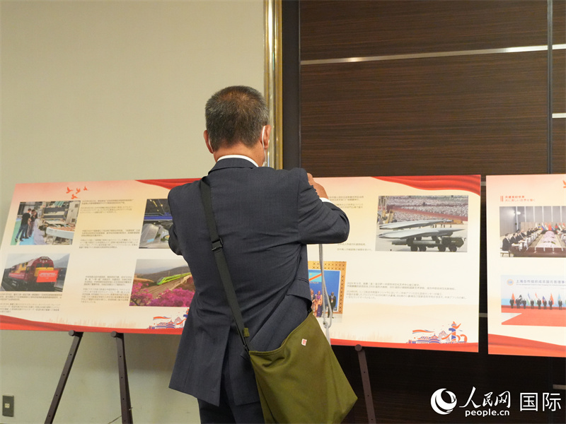 来宾观看图片展。人民网 许可摄