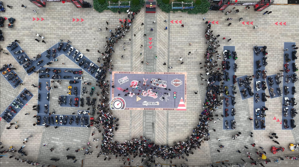 在沧州狮城公园，以“沧州”字样布局的场地中，摩托集结、人群汇聚，一场融合机械与人文的文旅活动盛大开启。付劲摄