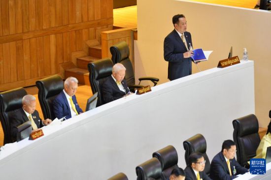 　　9月29日，在泰国首都曼谷，泰国总理阿努廷在出席国会会议时宣读施政方针。新华社发（拉亨摄）