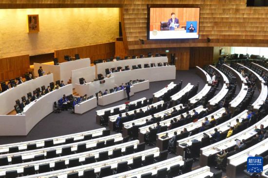 　　9月29日，在泰国首都曼谷，泰国总理阿努廷在出席国会会议时宣读施政方针。新华社发（拉亨摄）