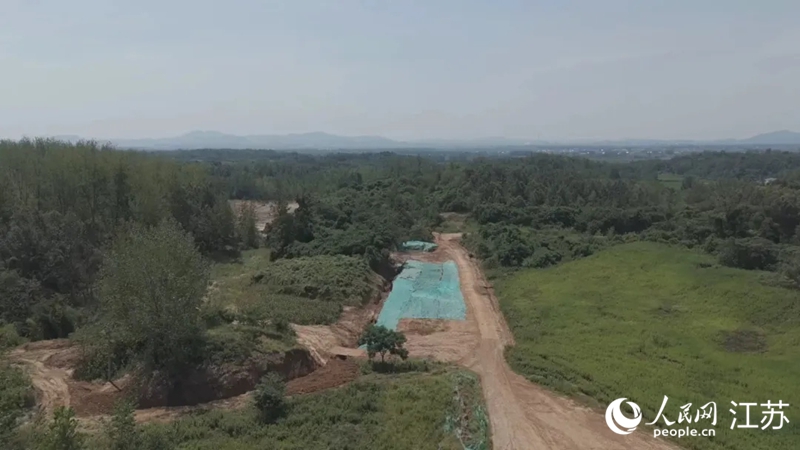 南京钛白堆放工业固废钛石膏的场地。 人民网记者 鞠峰摄