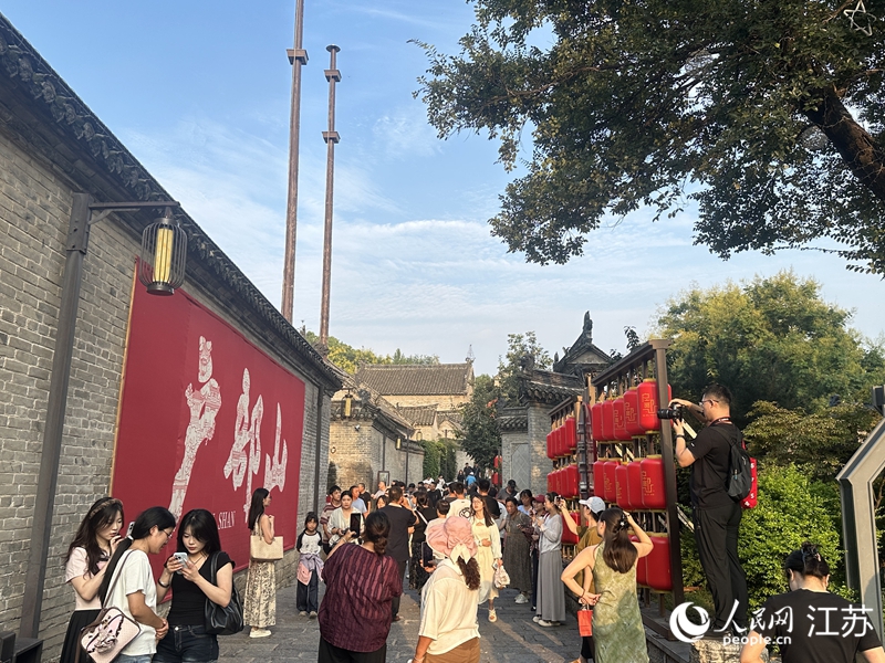 户部山街口，市民游客熙熙攘攘。人民网 李欣阳摄