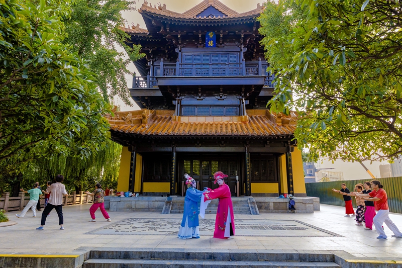 黄楼小广场前的群众。冯伟宁摄