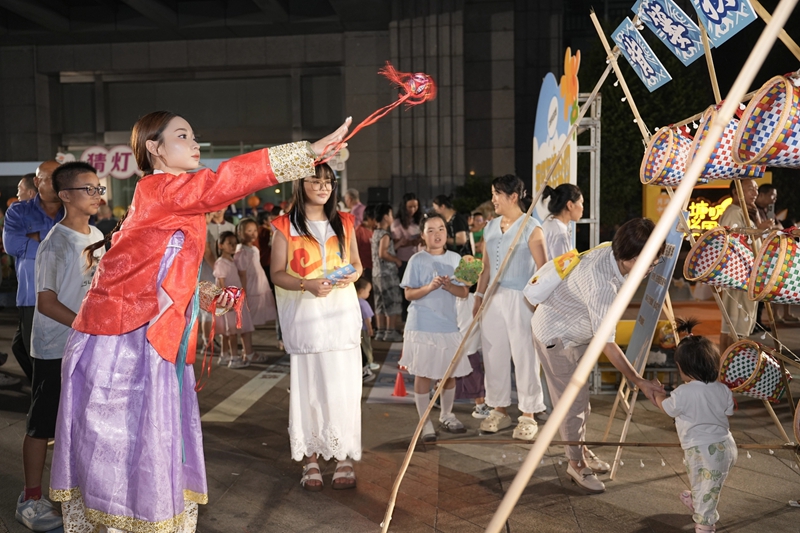 居民参加互动游戏。张家港经开区供图